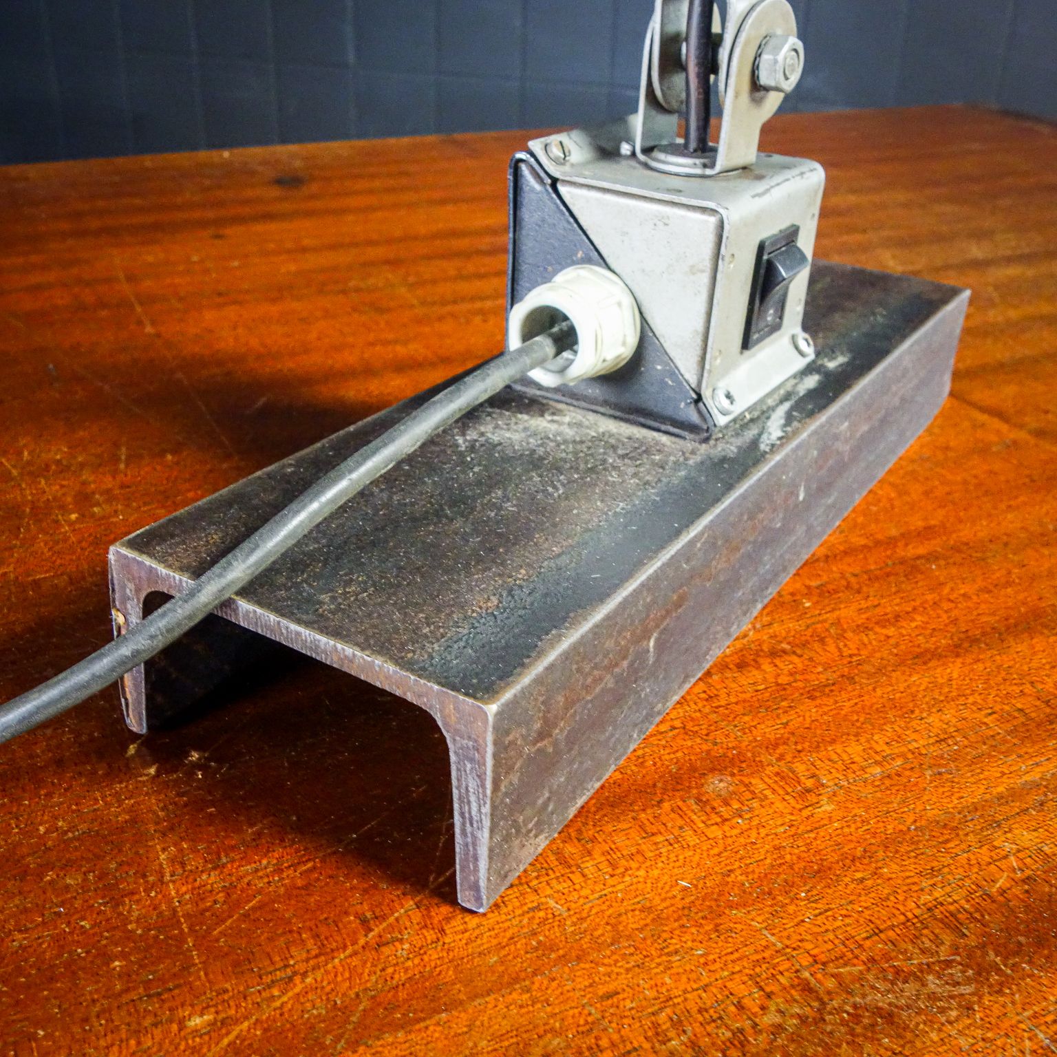 photo for sale Industriële Ijzeren Tafellamp – Jaren 1950