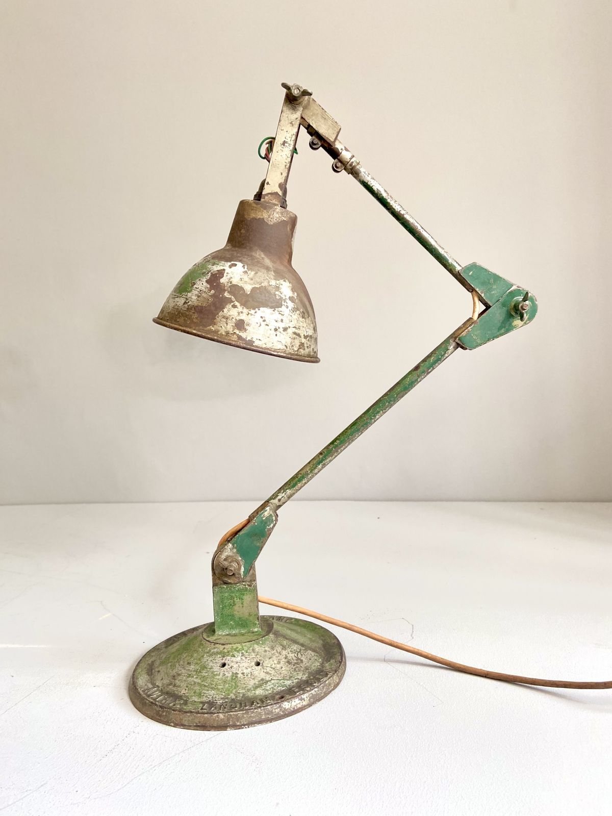 photo vintage F.E.W Hardy Lamp, Langham Essex, Uk. Circa 1950
