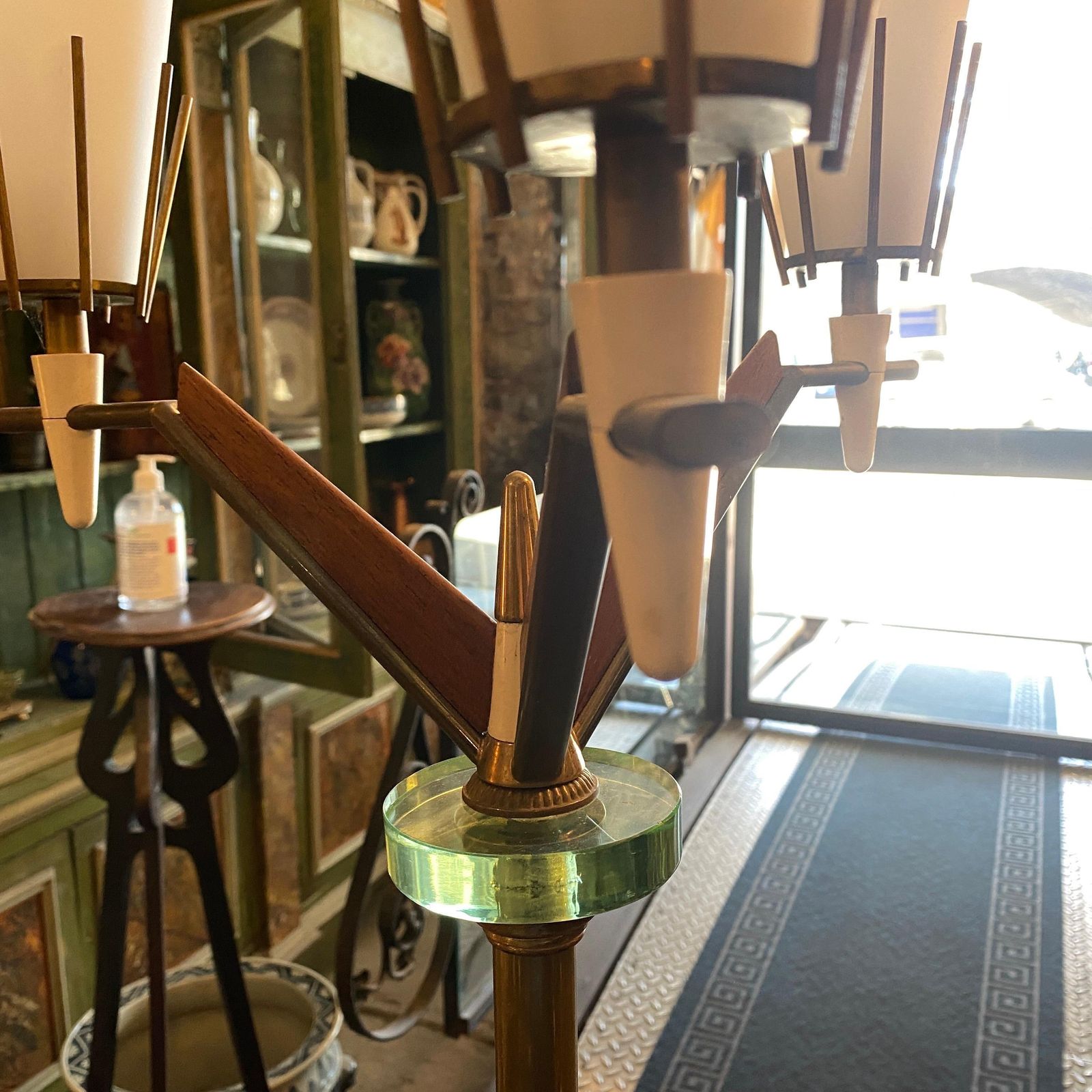 photo vintage 1960s Arredoluce Mid Century Modern Brass And Glass Floor Lamp