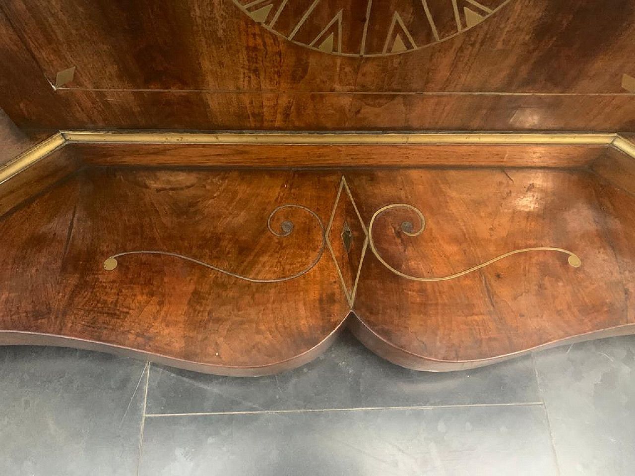 photo vintage Console With Mirror In Walnut With Brass Inlays And Details, 18th Century