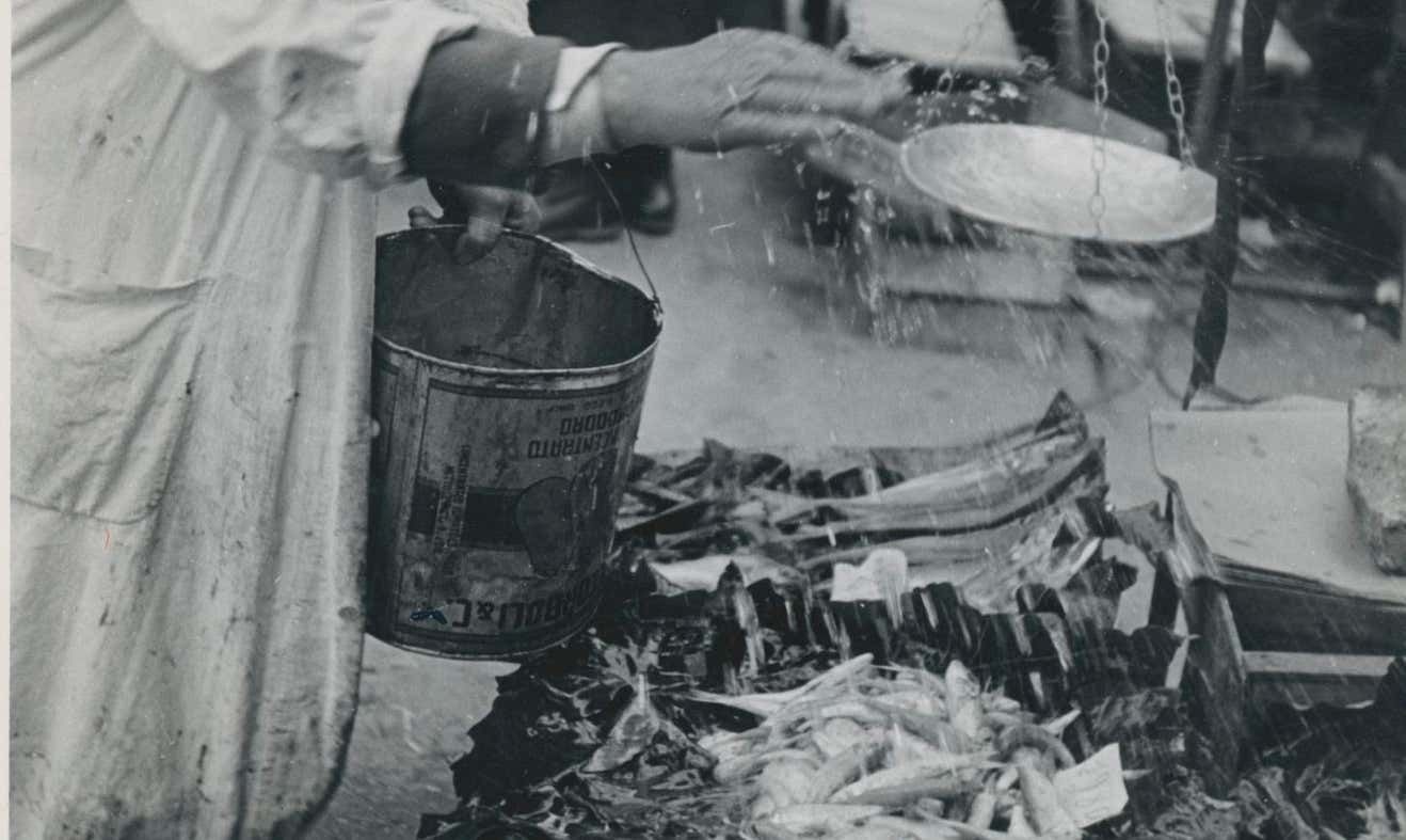 Erich Andres Seller, Market, Street Photography, Silver Gelatine Print, Italy 1950s photo furniture