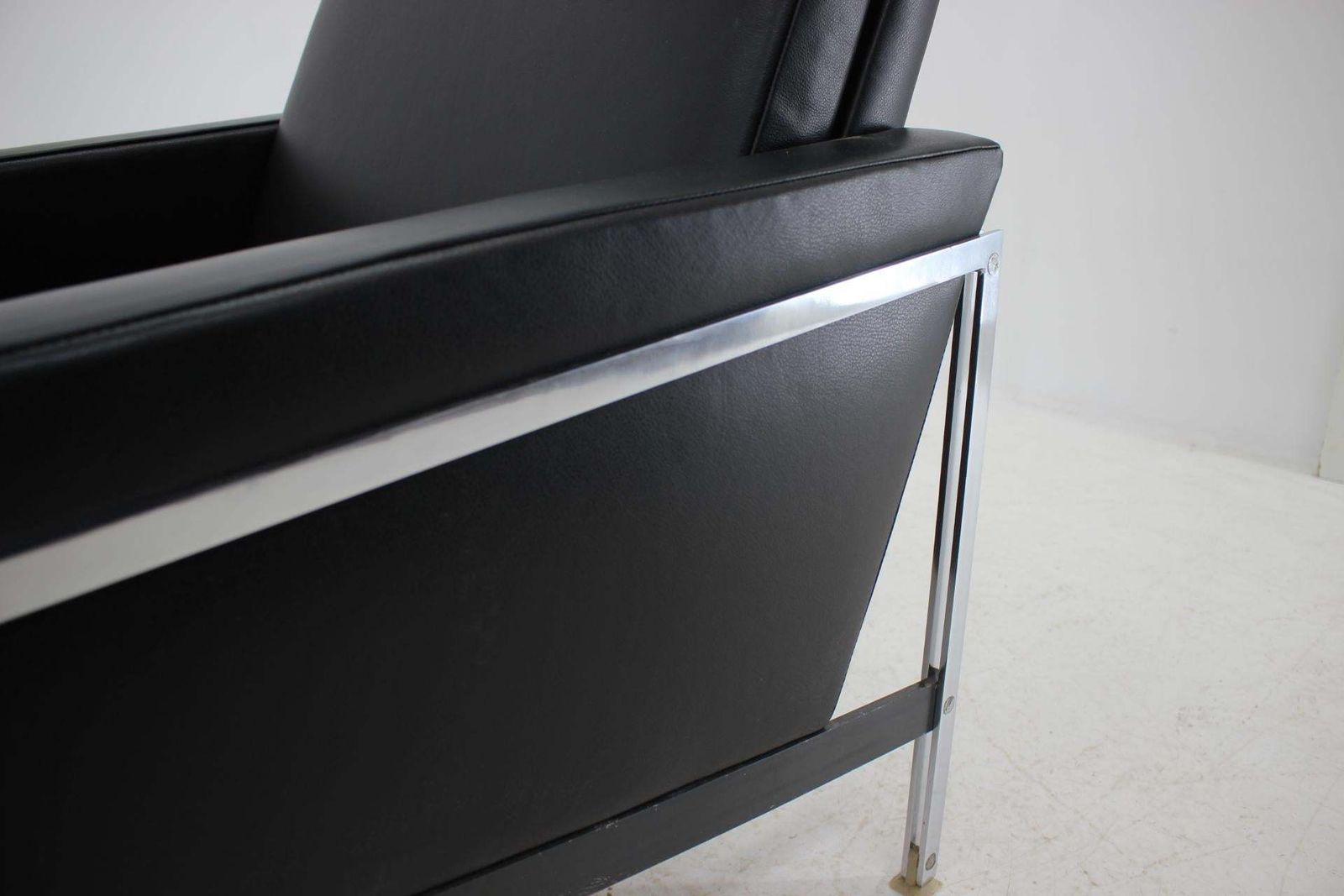 1960s Pair Of Steel And Leather Armchairs By Lübke, Germany photo vintage