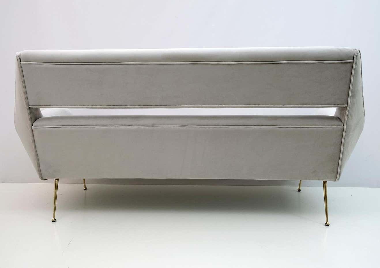photo vintage Gigi Radice Mid Century Modern Italian Velvet Sofa For Minotti, 1950s