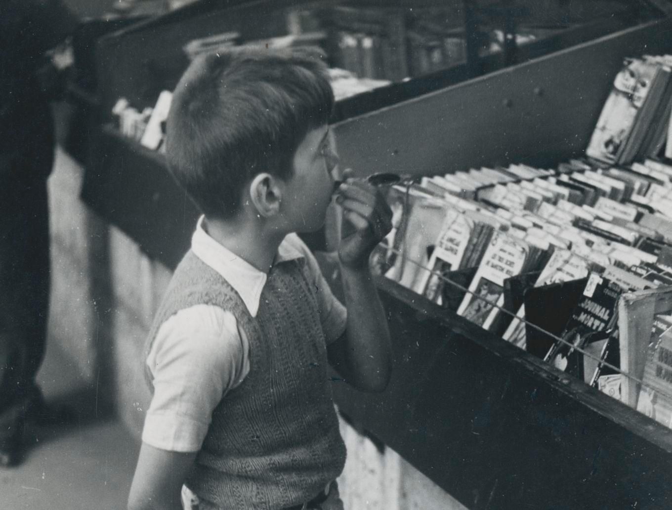 Little Boy; Street Photography; Paris, 1950s, 17,7 X 12,4 Cm 1955 photo furniture