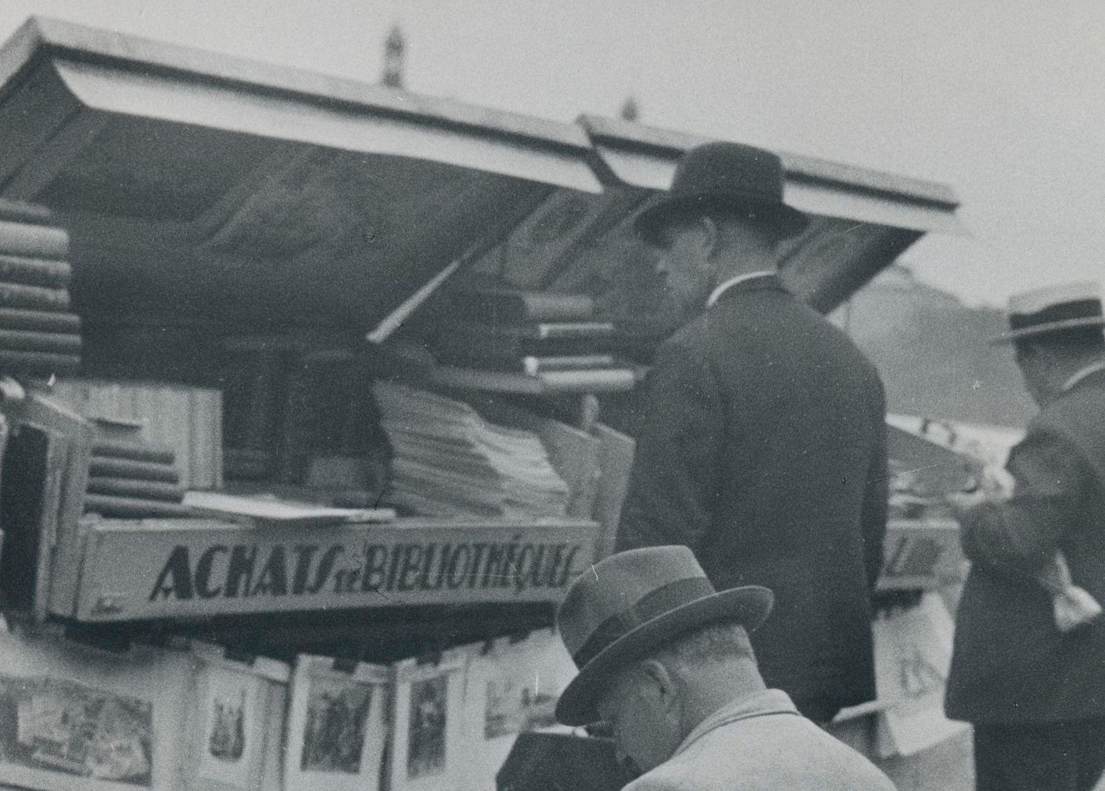 Man, Market, Street Photography, Paris, 1950s, 23 X 16,8 Cm 1955 photo for sale