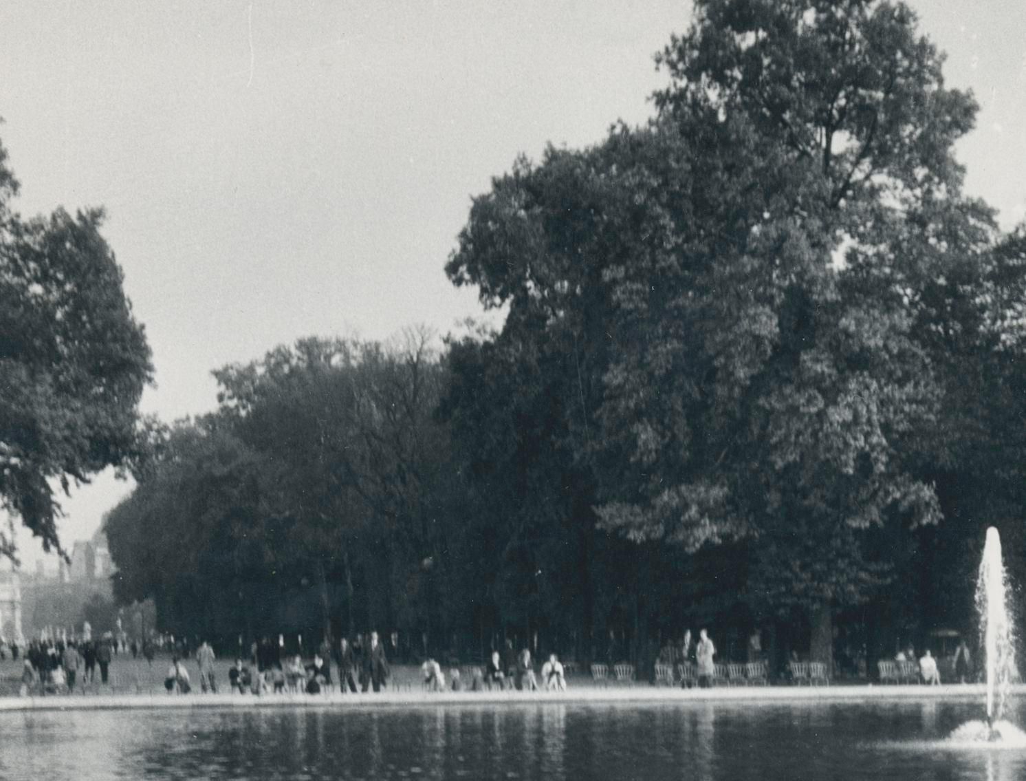 Couple, Lover, Street Photography, Paris, 1950s, 23,2 X 15,3 Cm 1955 photo for sale