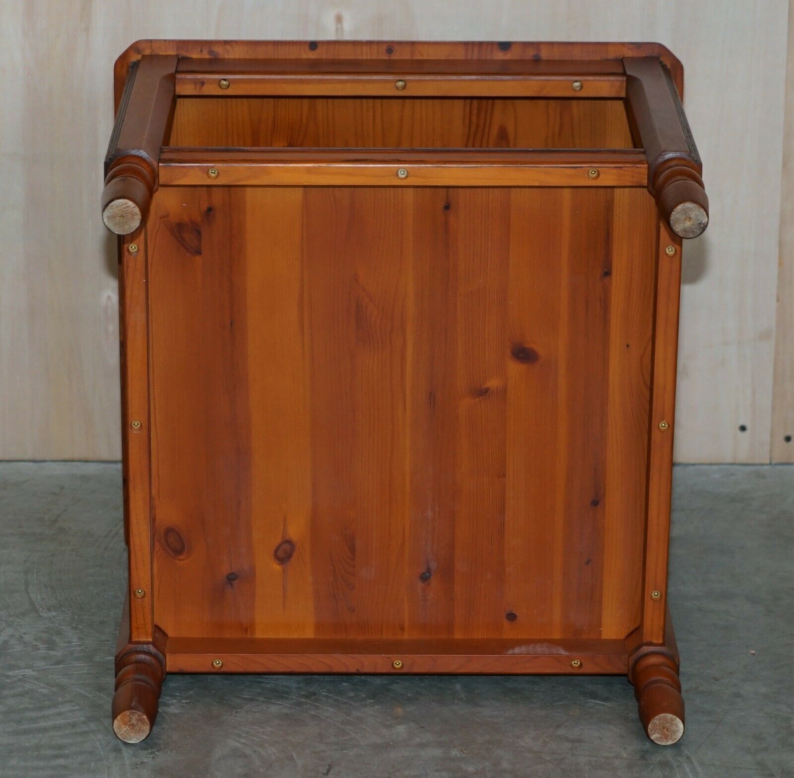 photo furniture Lovely Vintage Knotty Pine Wood Side End Lamp Wine Table