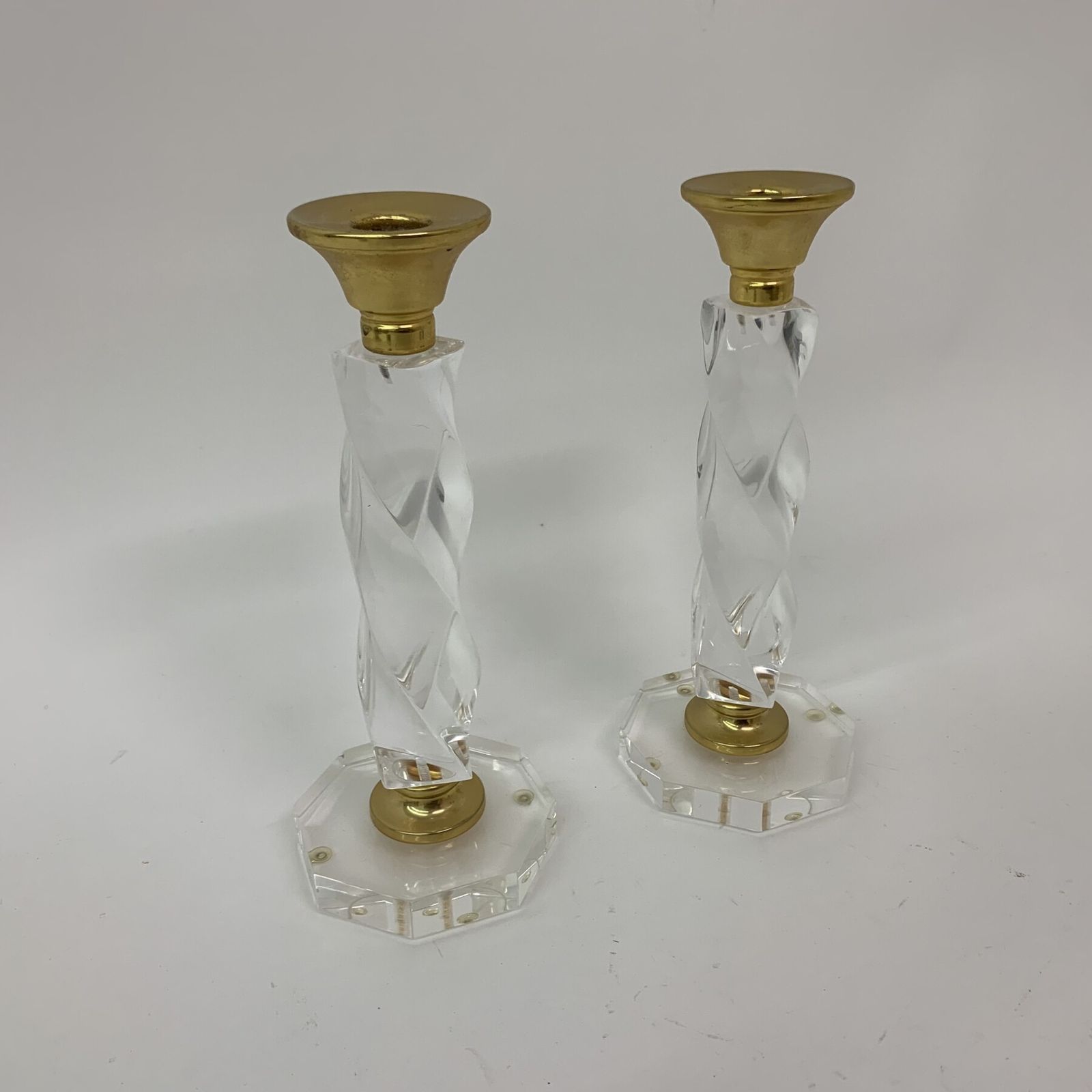 Set Van 2 Gedraaide Kandelaars In Lucite. Ca. Jaren 1970. photo for sale