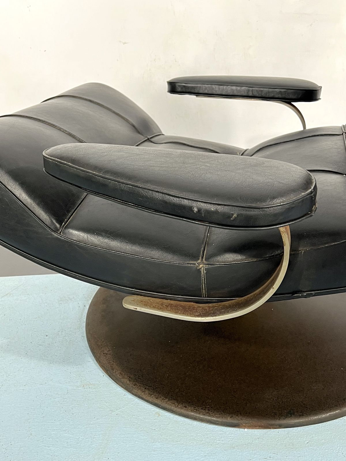 photo vintage Vintage Italian Black Swivel Armchair From 60s