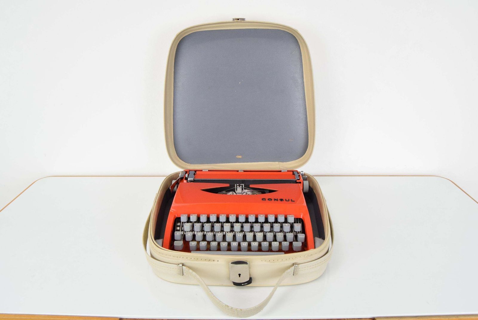 photo for sale Mid Century Typemachine Consul, Ca. Jaren 1960.