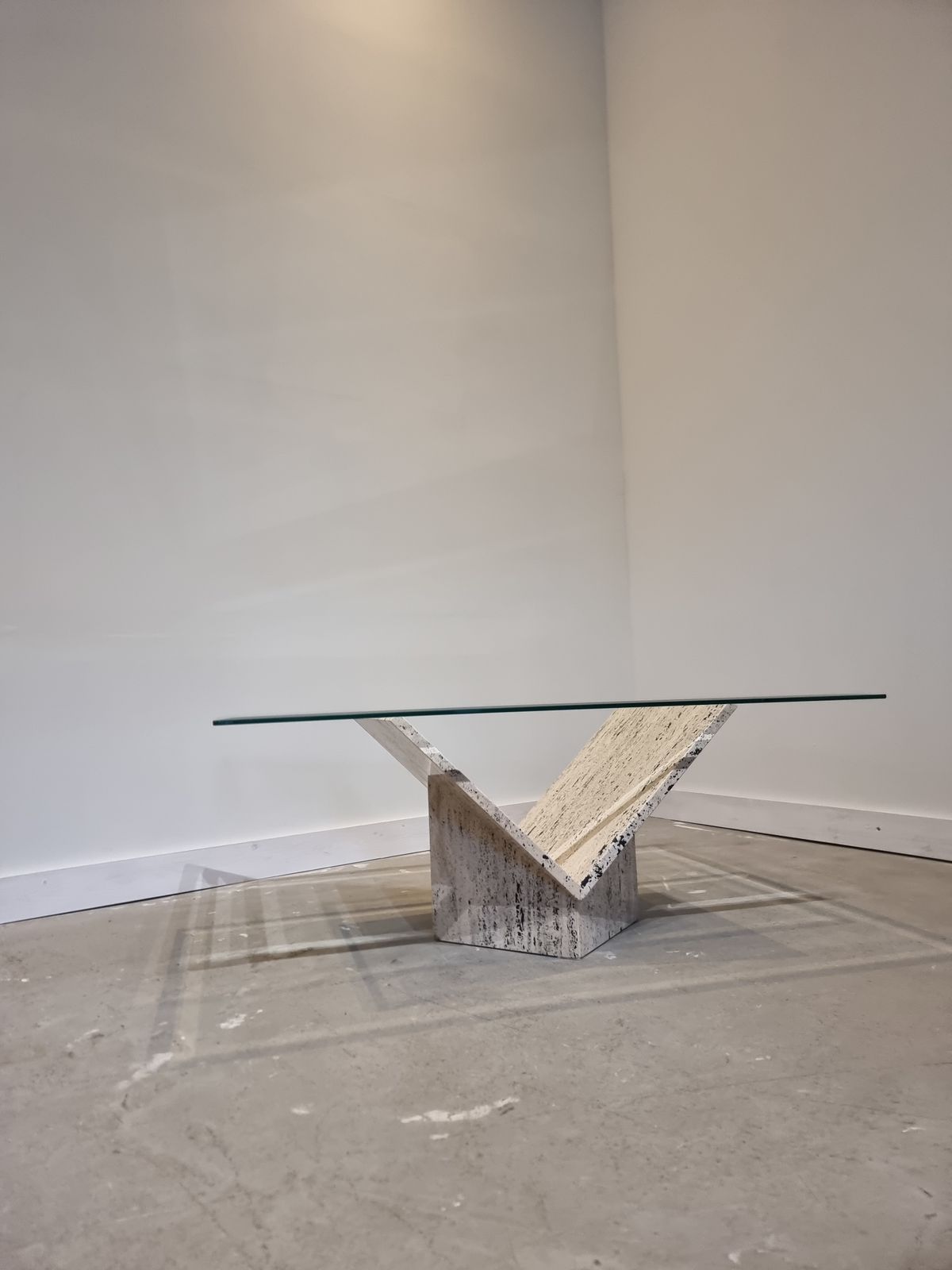 Abstracte Salontafel Van Travertijn En Glas photo Meubels