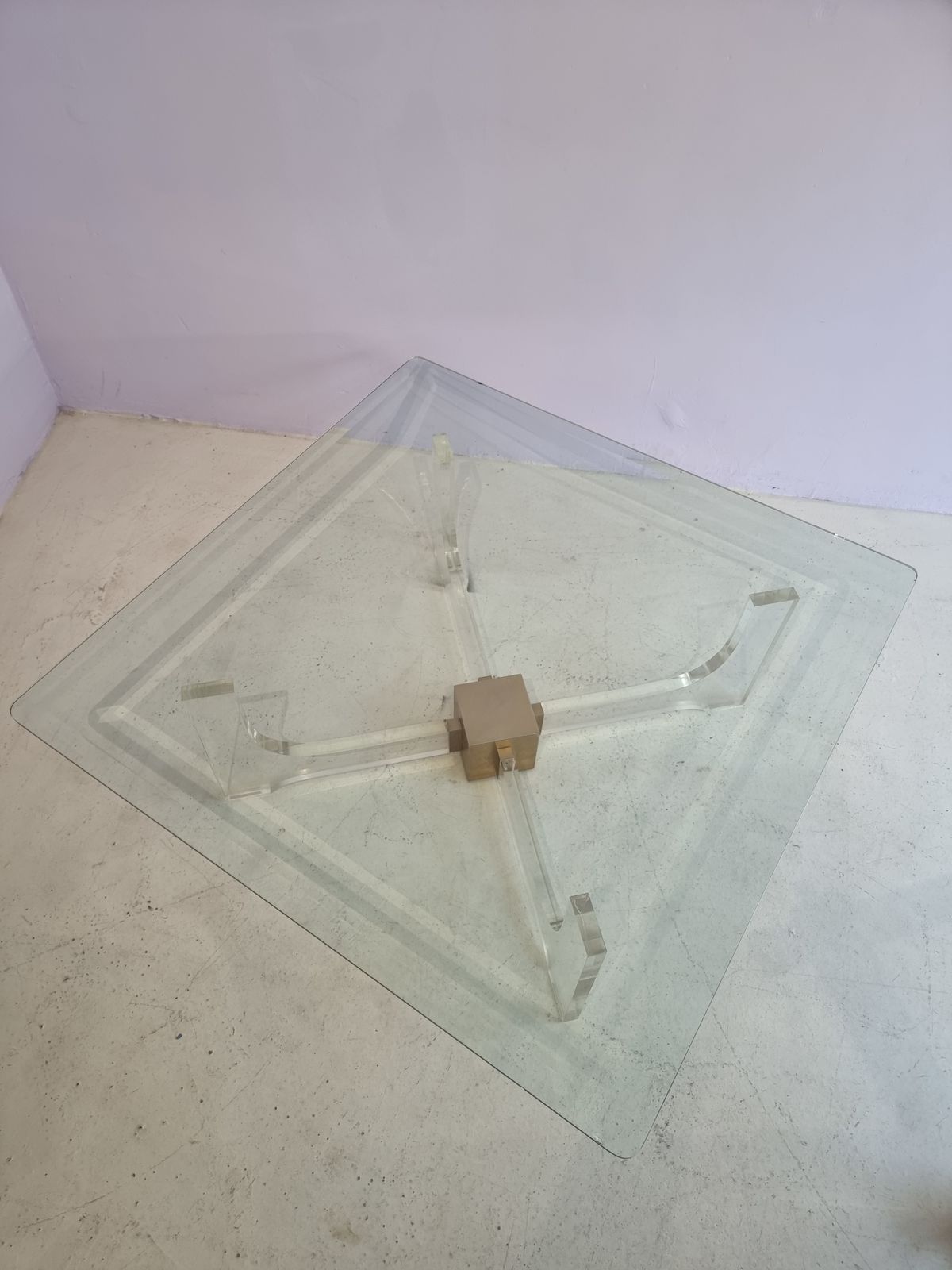photo furniture Lucite Salontafel Met Vierkant Glazen Blad