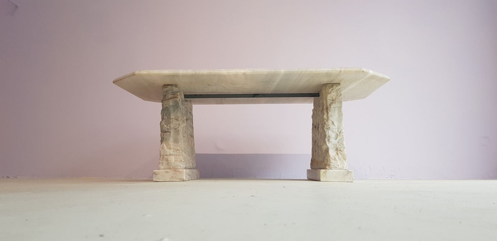photo furniture Massieve Brutalist Marmeren Salontafel