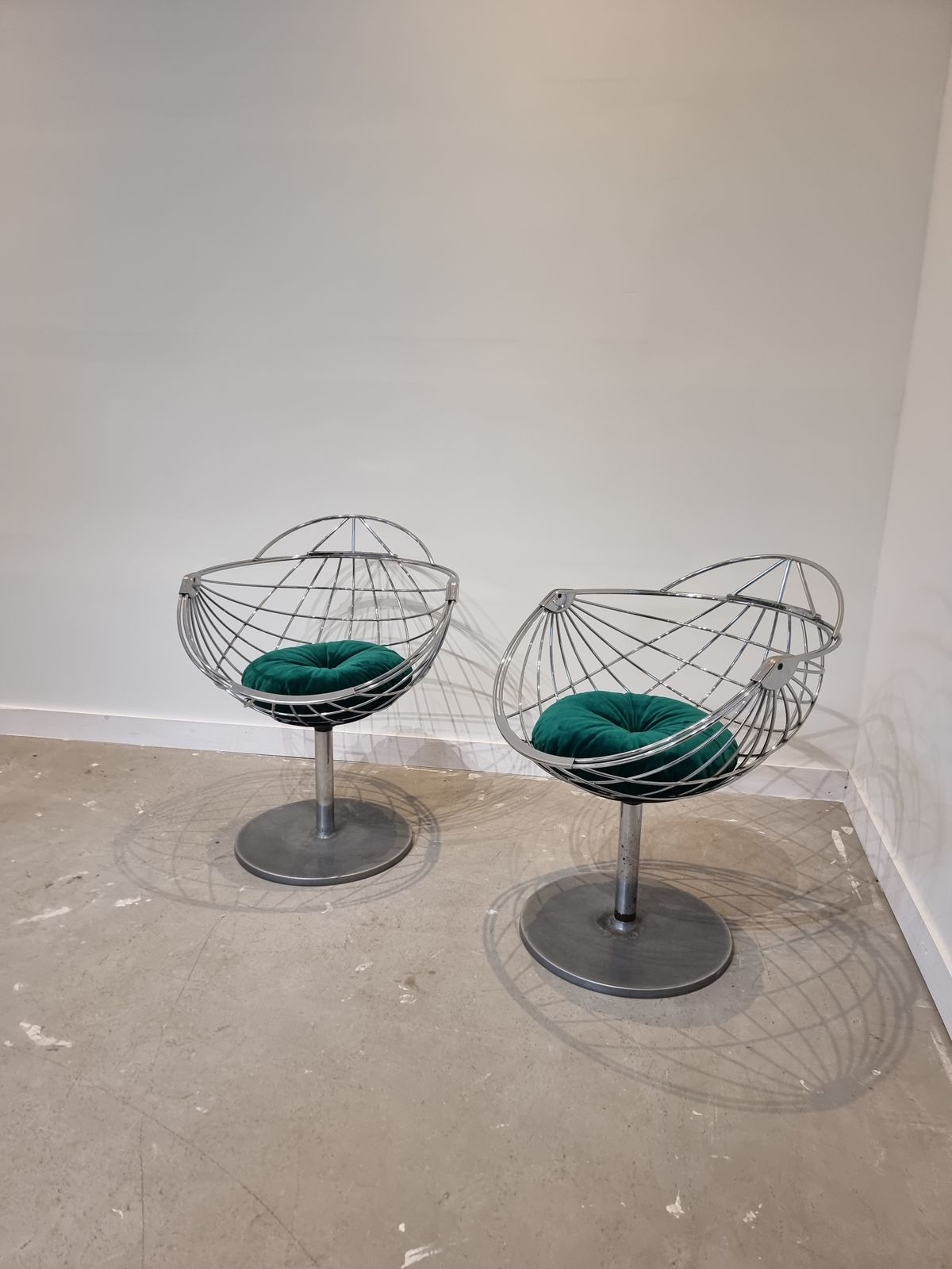 Set Van Twee Atomic Ball Chairs Van Rudi Verelst photo buy