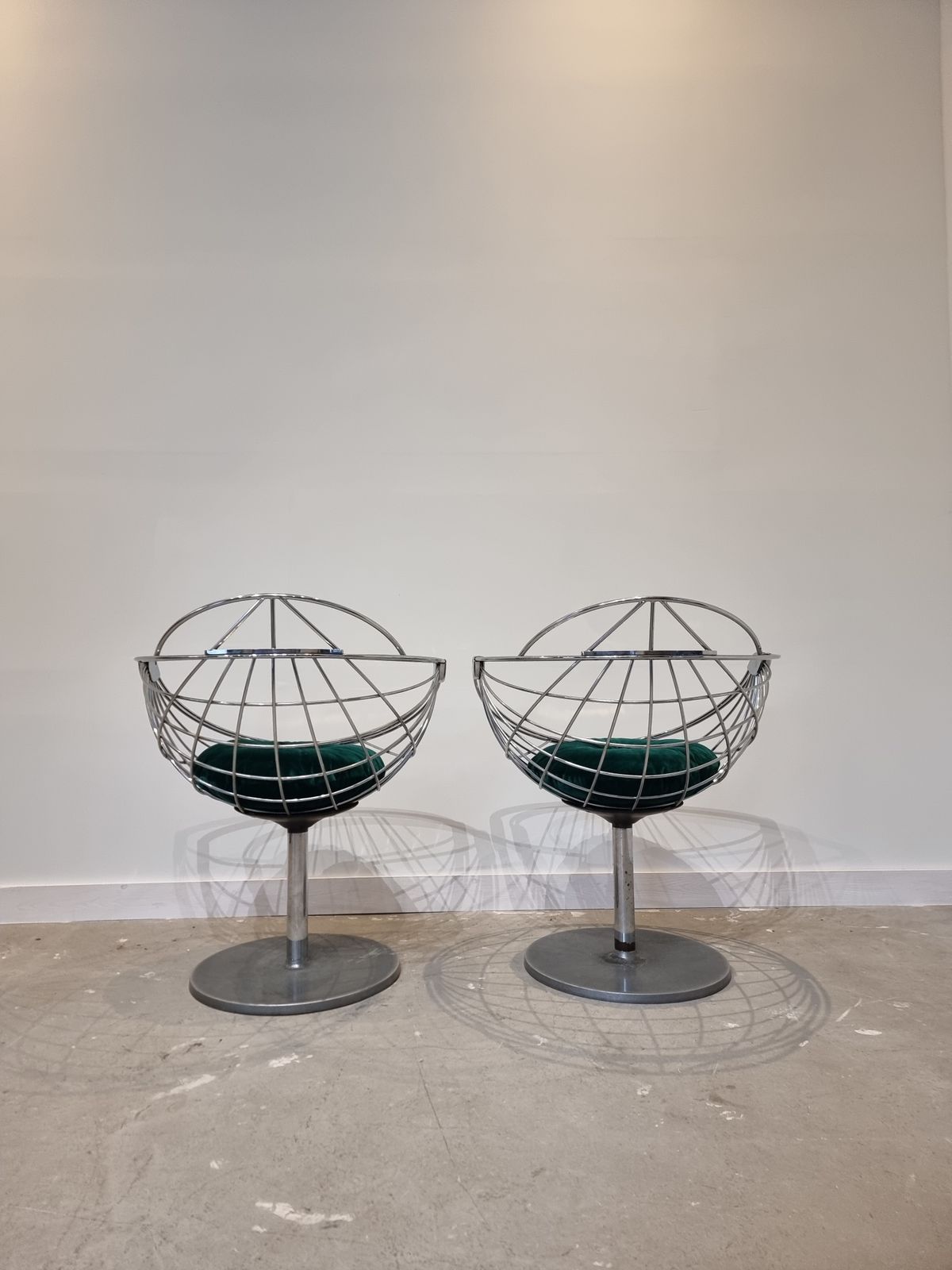 photo buy Set Of Two Atomic Ball Chairs By Rudi Verelst