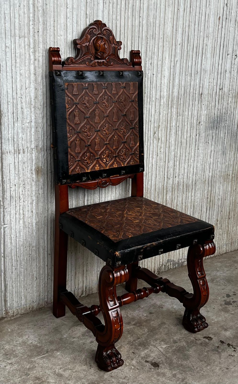 Ensemble de six chaises espagnoles sculptées en cuir repoussé noir et brun, début du XXe siècle photo Mobilier
