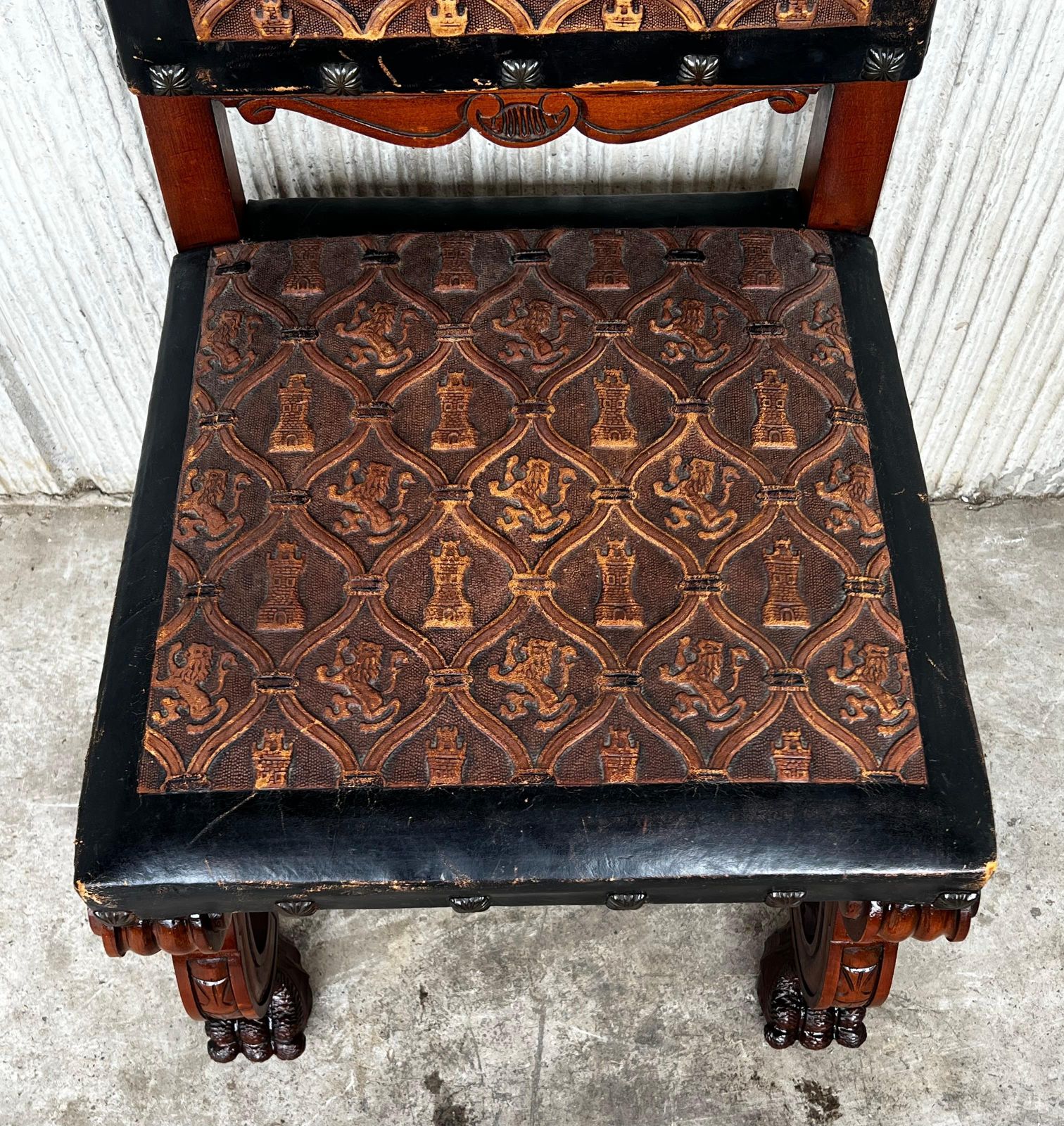 photo for sale Ensemble de six chaises espagnoles sculptées en cuir repoussé noir et brun, début du XXe siècle