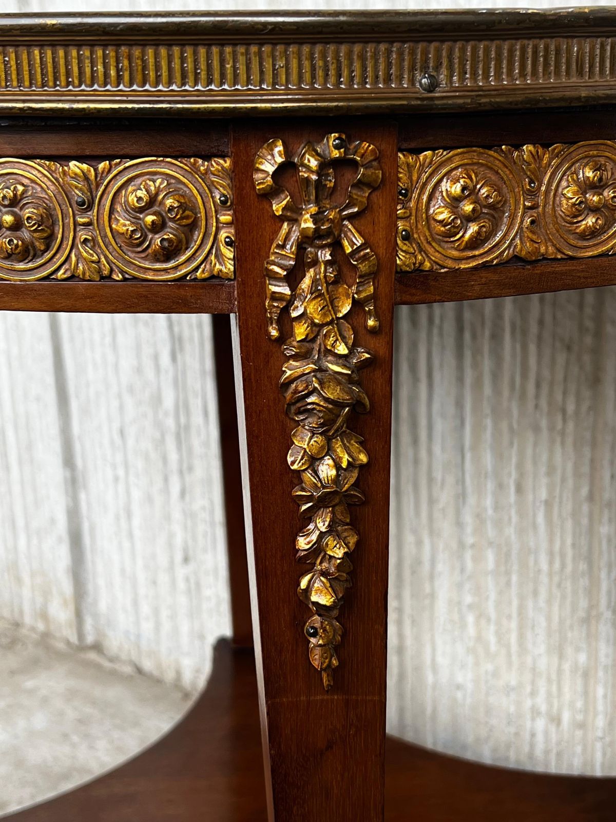 Table d'appoint française de style Louis XVI en bronze, marbre rond et chêne, XXe siècle photo vintage