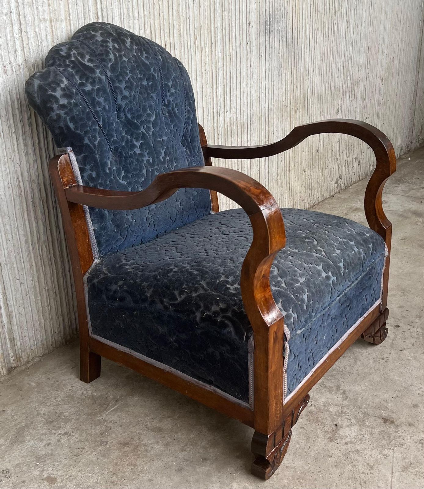 Paire de fauteuils club Art déco en velours damassé bleu encre photo furniture