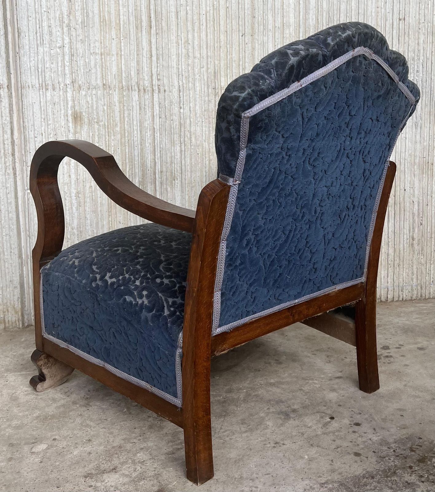 Paire de fauteuils club Art déco en velours damassé bleu encre photo vinterior