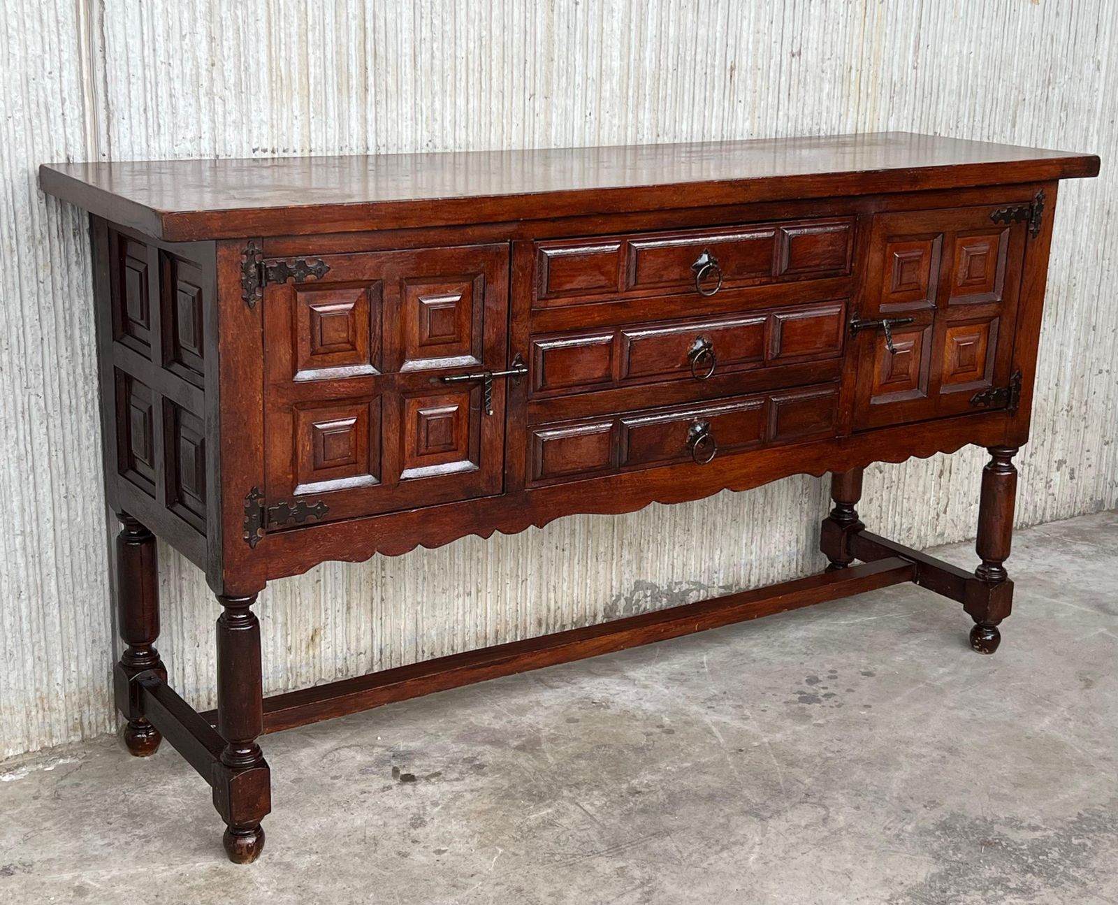 Buffet espagnol à deux portes et trois tiroirs avec quincaillerie d'époque photo for sale