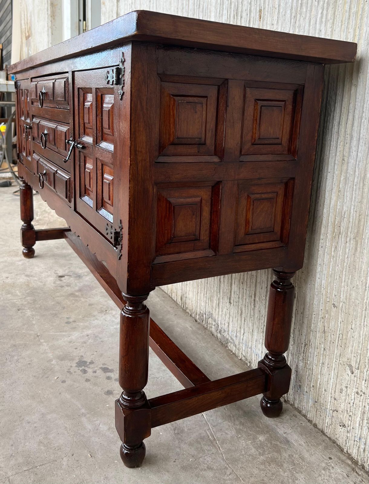 Buffet espagnol à deux portes et trois tiroirs avec quincaillerie d'époque photo vinterior