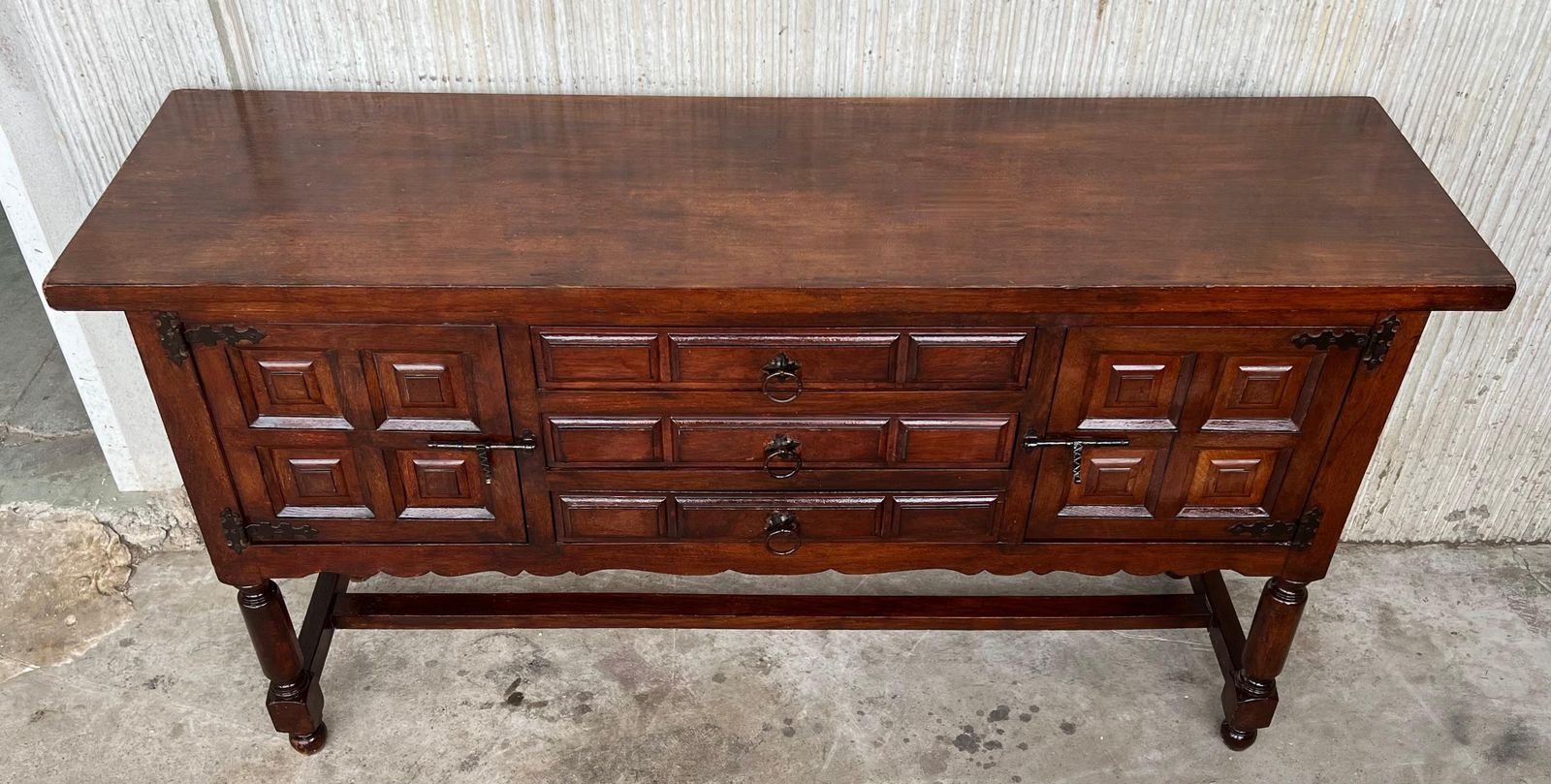 Buffet espagnol à deux portes et trois tiroirs avec quincaillerie d'époque photo buy