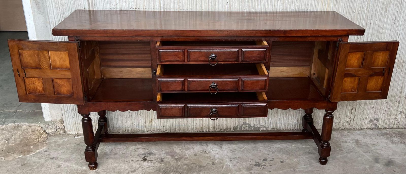photo for sale Buffet espagnol à deux portes et trois tiroirs avec quincaillerie d'époque