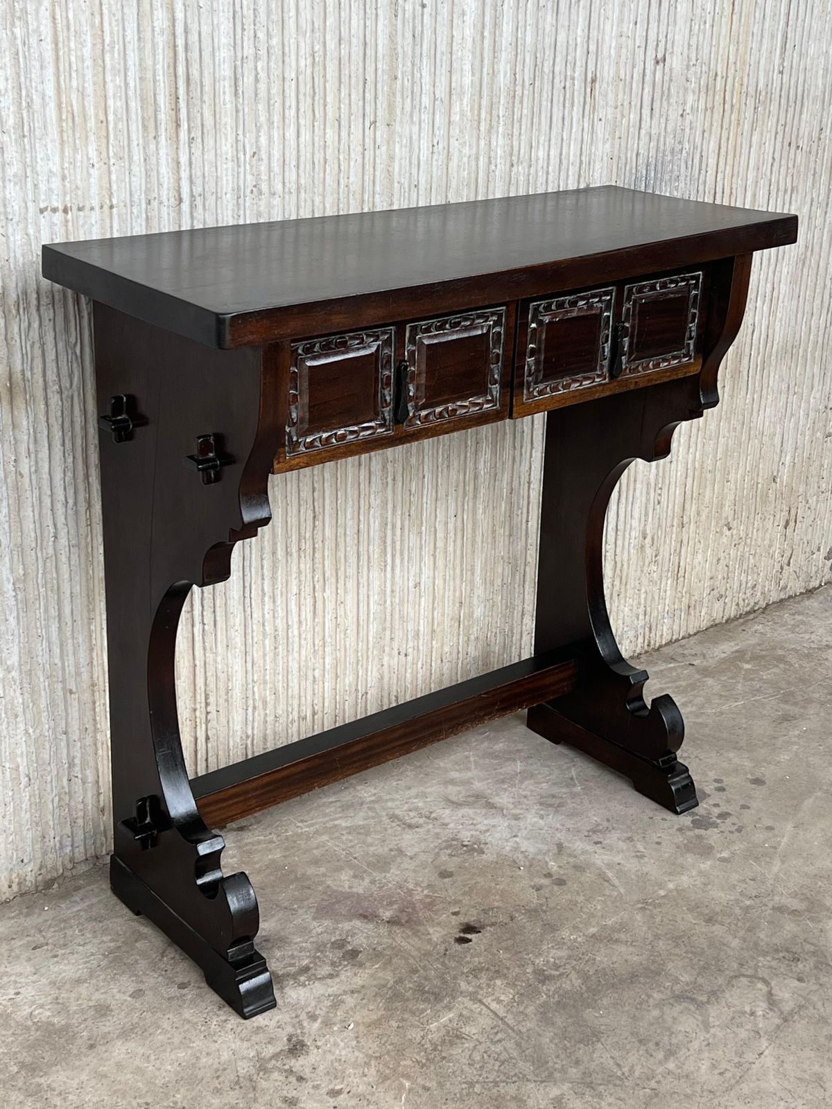 Console étroite de style colonial espagnol à deux tiroirs, ferrures en fer forgé photo for sale