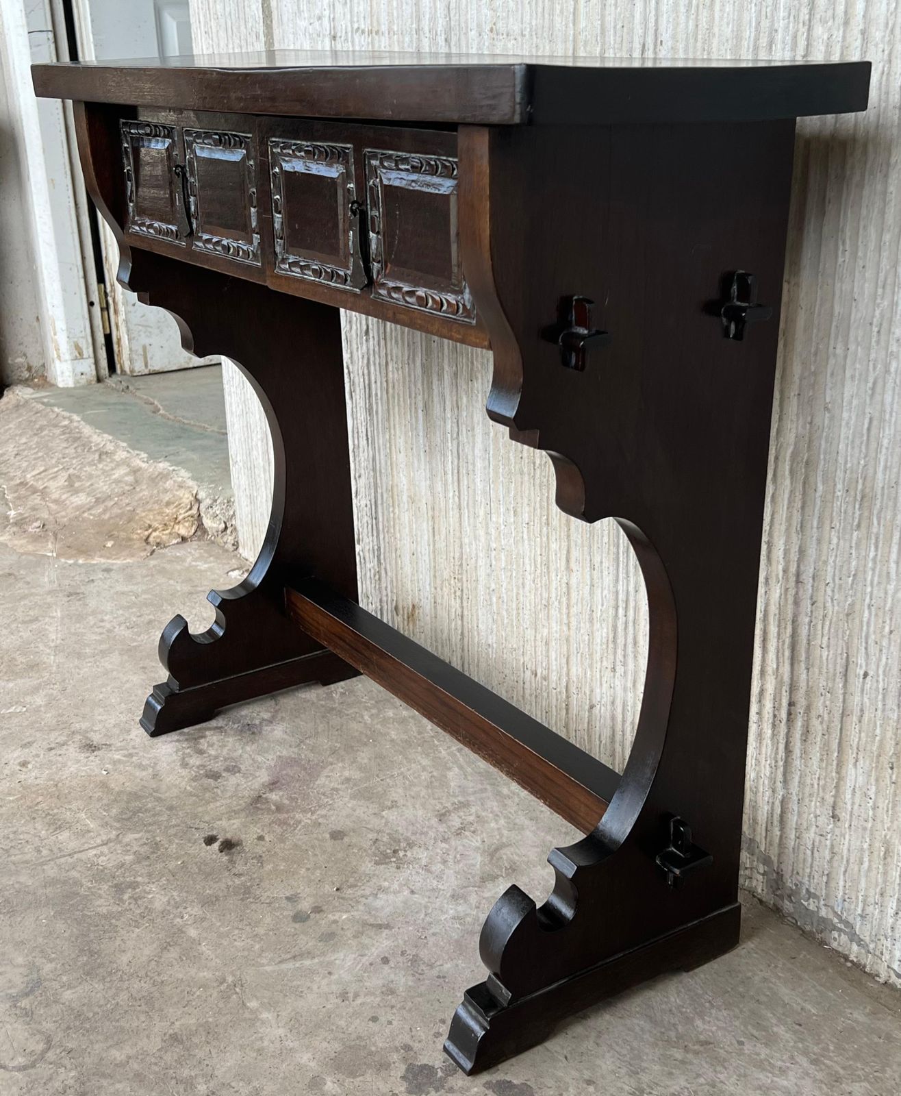 Console étroite de style colonial espagnol à deux tiroirs, ferrures en fer forgé photo vinterior