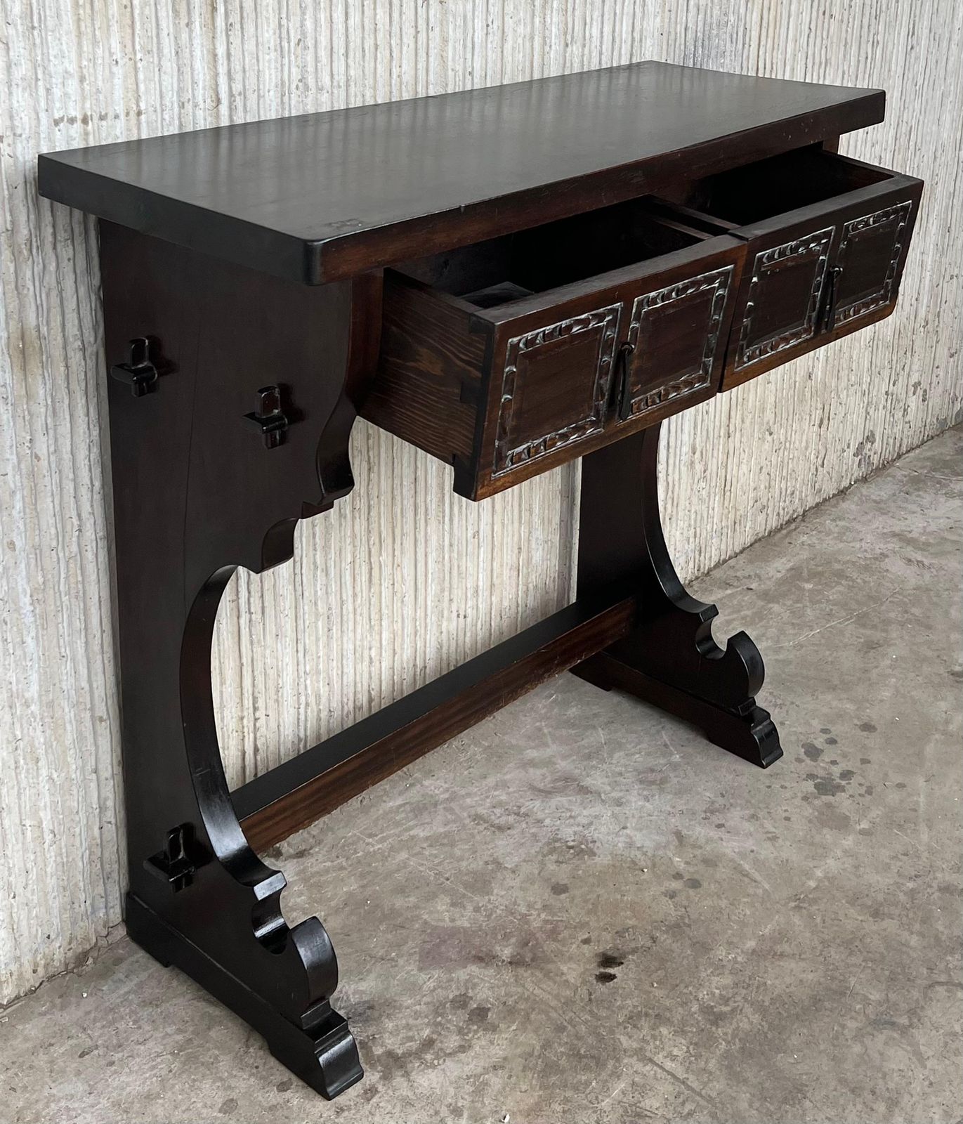 photo furniture Console étroite de style colonial espagnol à deux tiroirs, ferrures en fer forgé