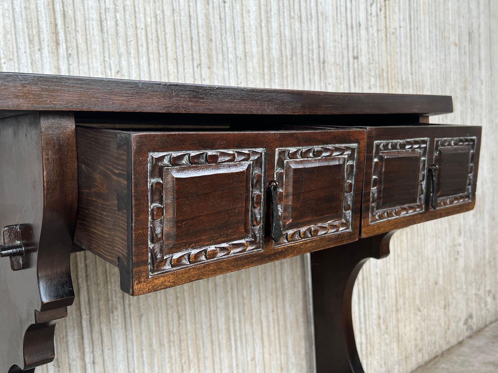 photo for sale Console étroite de style colonial espagnol à deux tiroirs, ferrures en fer forgé