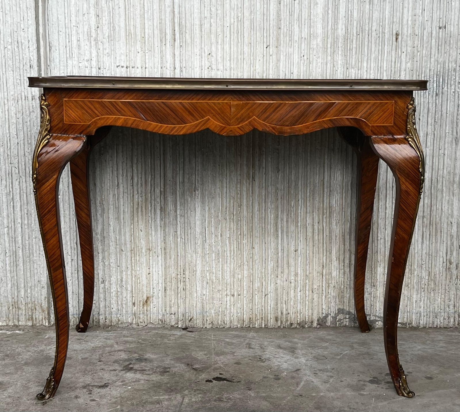 Table centrale ou de bureau française en marqueterie, montures en bronze ormolu photo for sale