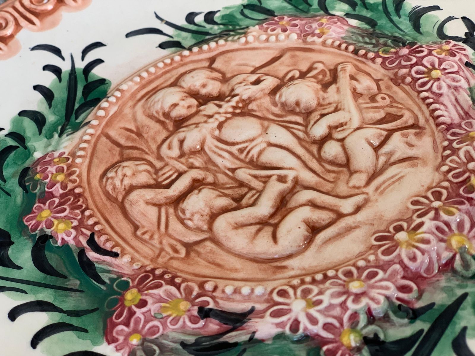 Plat en relief en terre cuite, Espagne, XIXe siècle, décor de chérubins et fleurs photo vinterior