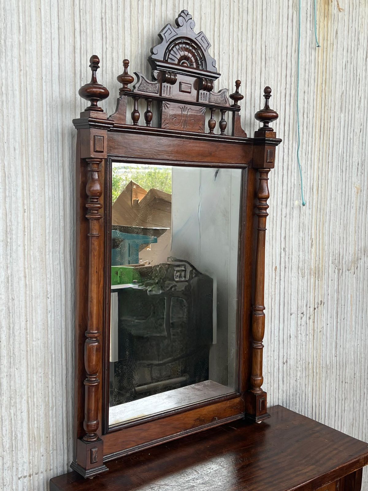 Miroir français ébonisé du début du XXe siècle, à colonnes tournées et décors sculptés en relief photo furniture