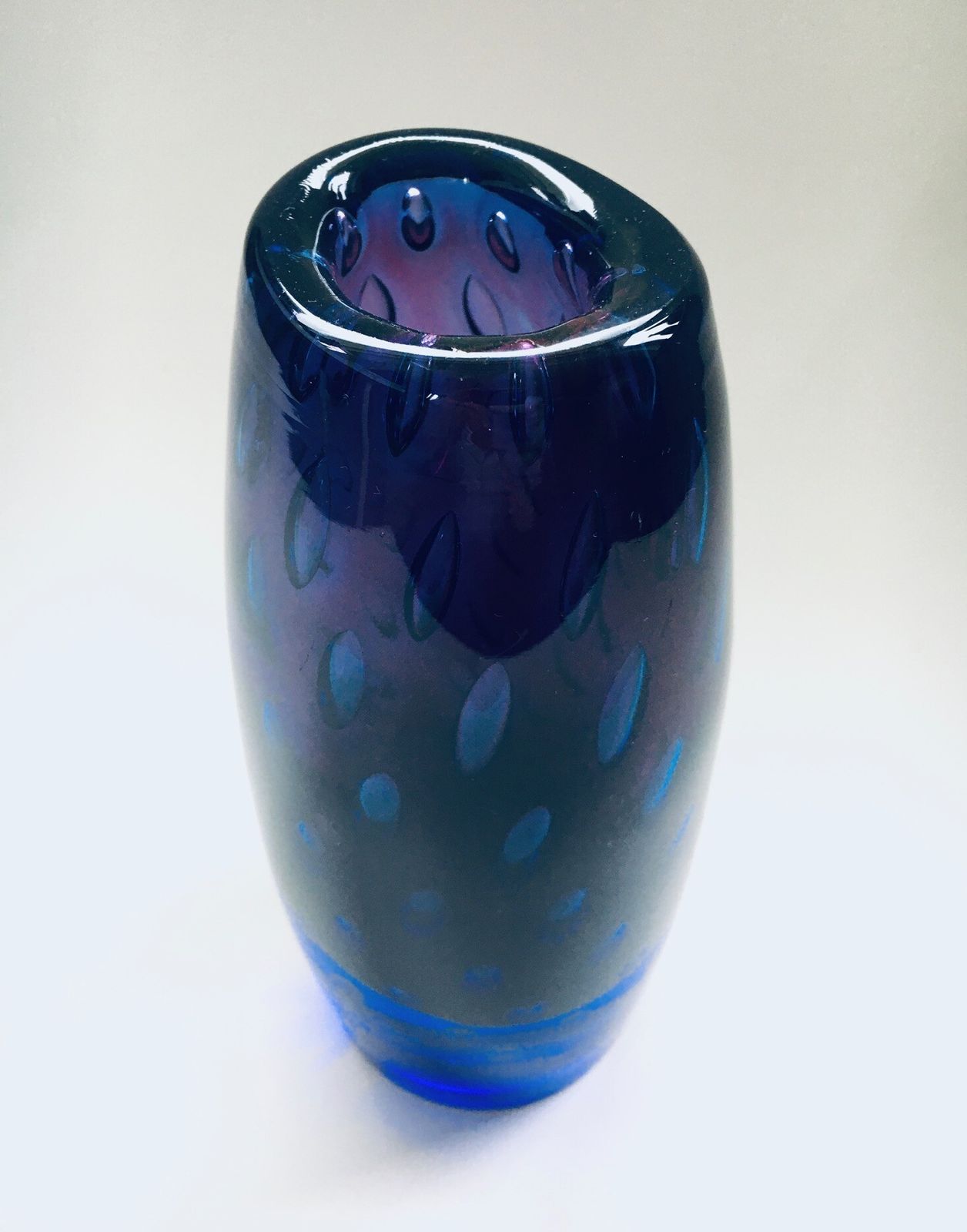 photo furniture Modern Handblown Art Glass Bullicante Vase In Blue And Purple Colors