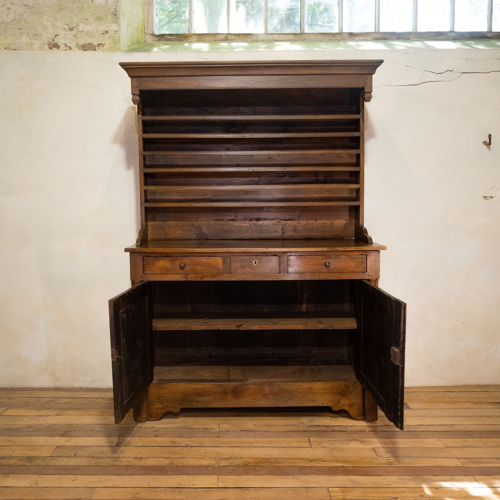 photo vinterior A Superb 18th Century French Empire Walnut Dresser