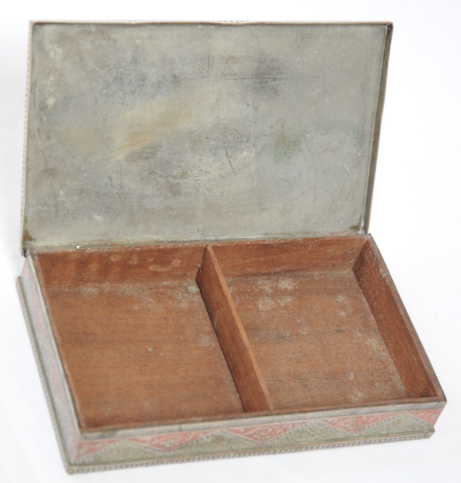 photo vinterior Antique Indian Engraved Brass Box In Mughal Islamic Style