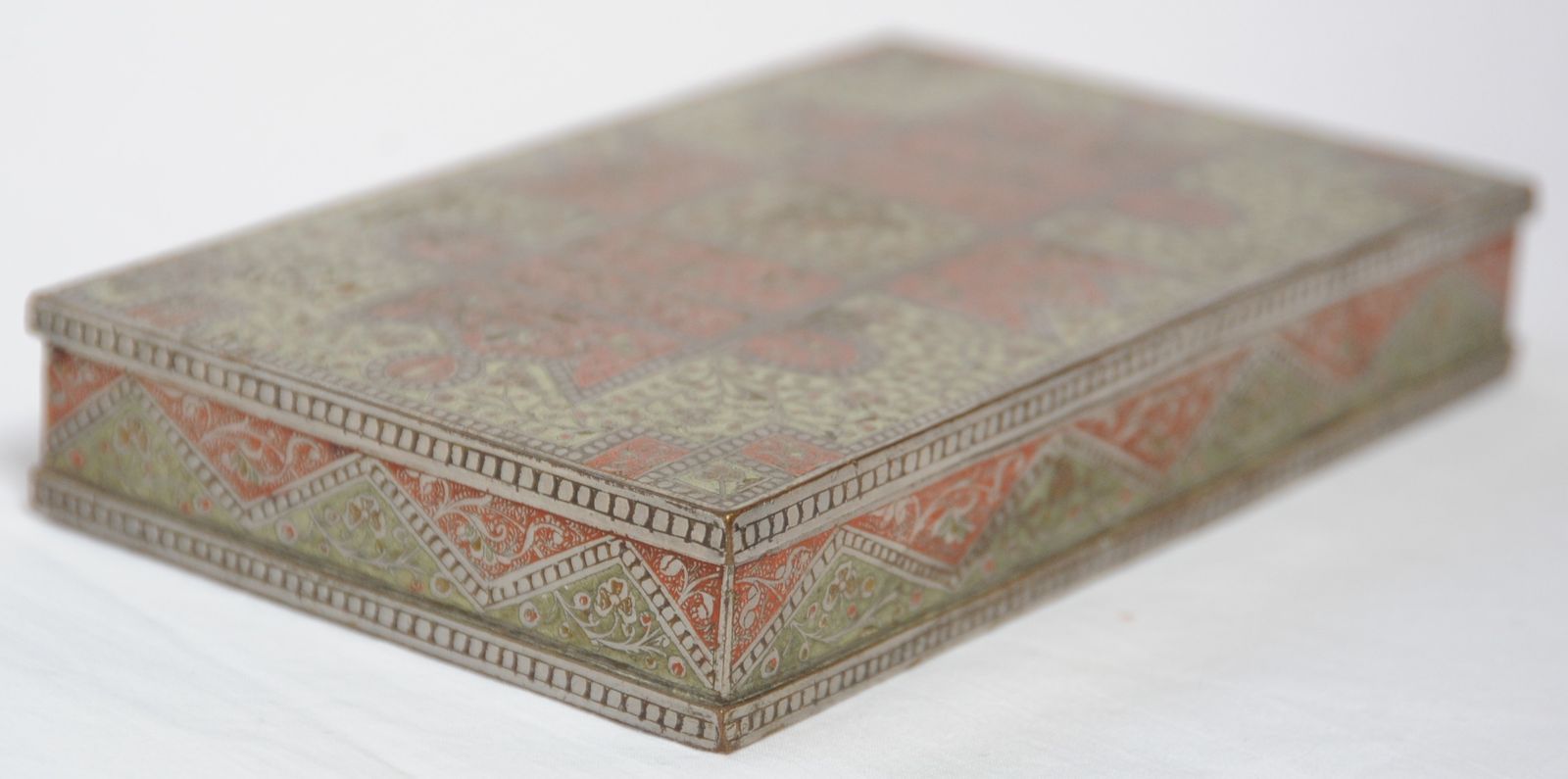 photo vintage Antique Indian Engraved Brass Box In Mughal Islamic Style