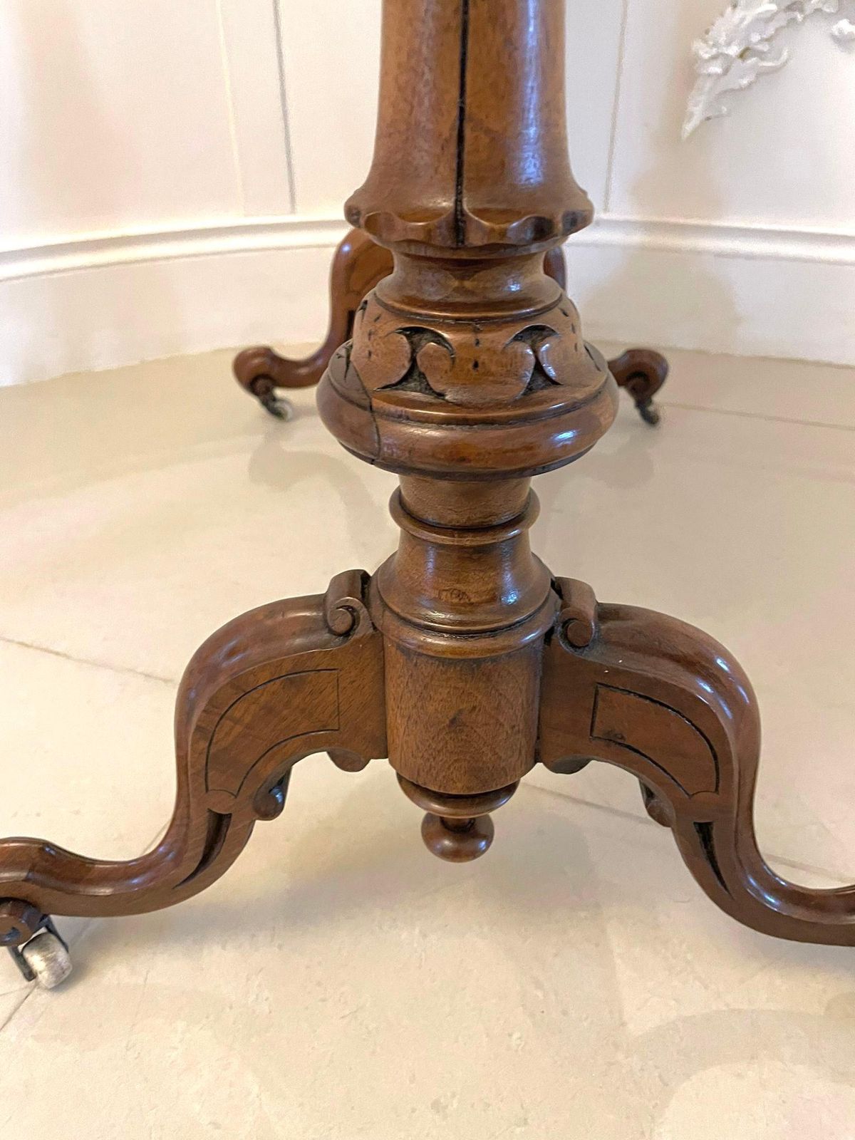 photo furniture Antique Victorian Quality Burr Walnut Inlaid Freestanding Centre Table
