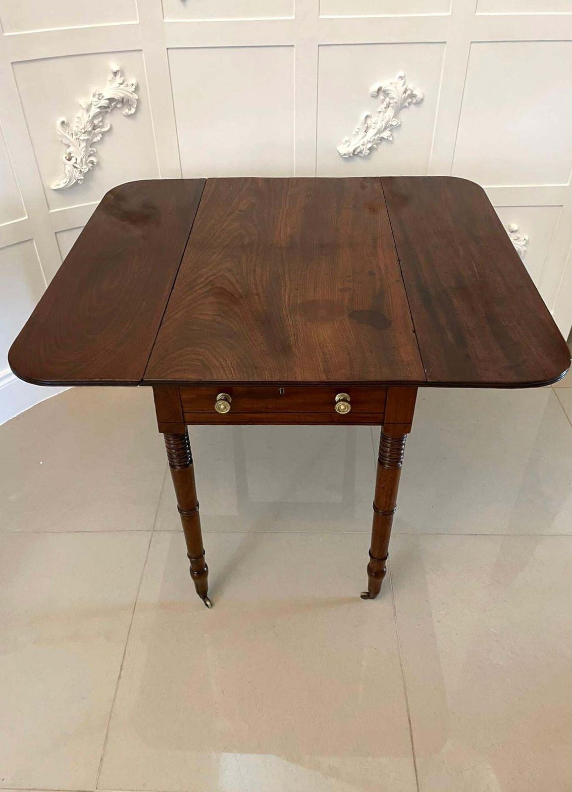 photo furniture Antique George III Quality Mahogany Pembroke Table