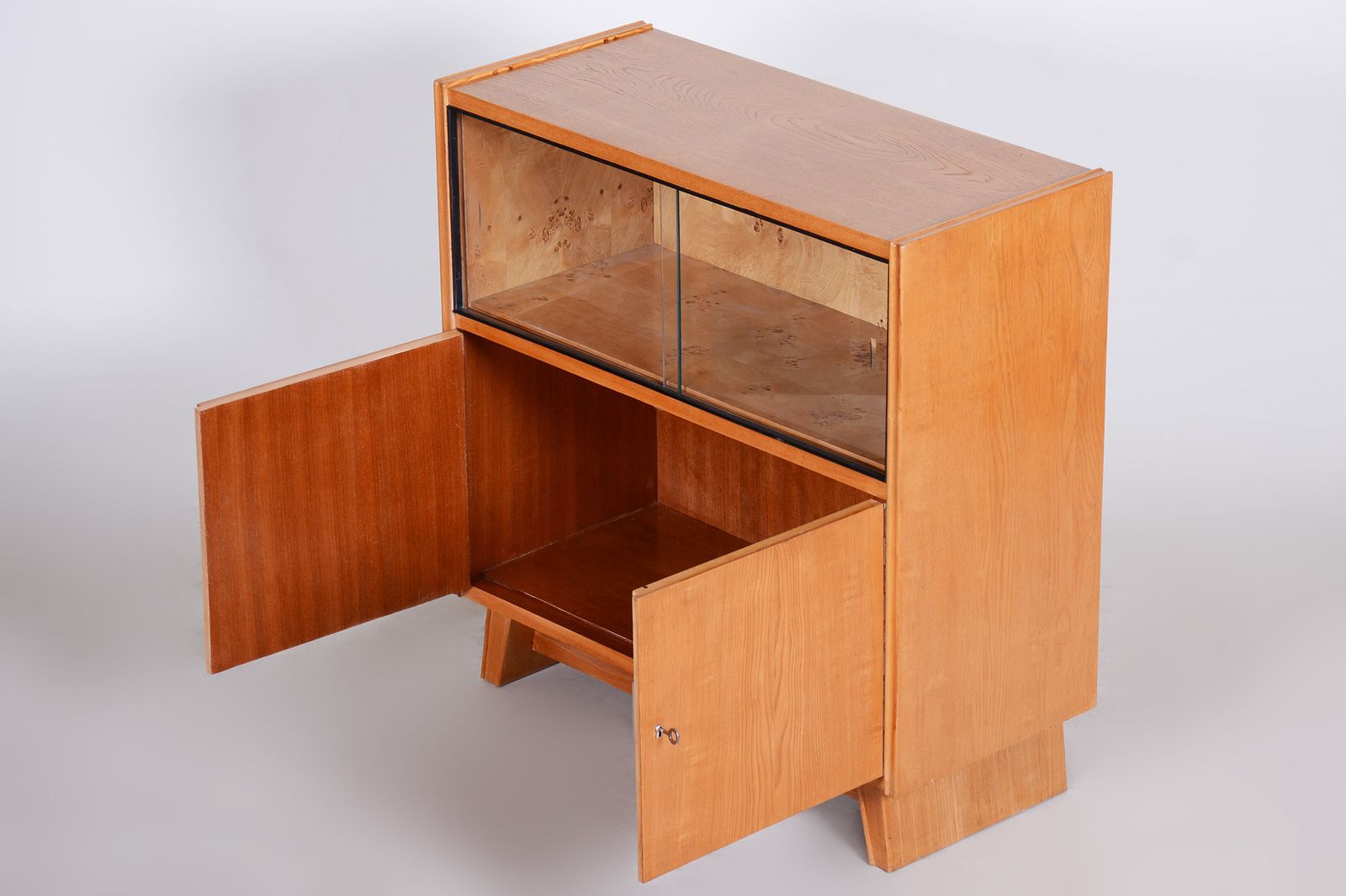 Mid Century Modern Cabinet Made In 1940s Czechia. Original Condition photo vinterior