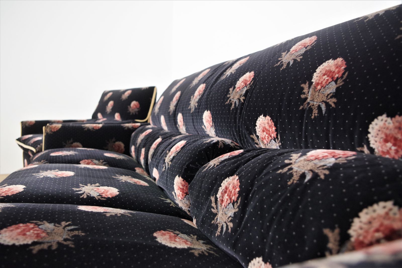 photo vintage Chenille Flower Sofa, 70s, 1970s
