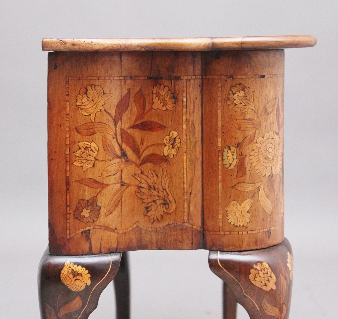 photo vintage 18th Century Dutch Marquetry Walnut Side Table
