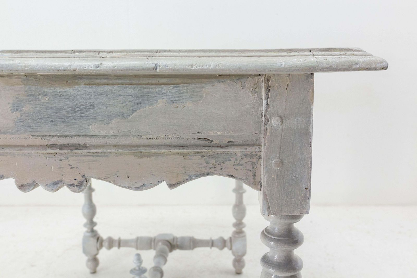 1314.1 Table à écrire en chêne de style Louis XIII, finition shabby, XIXe siècle photo