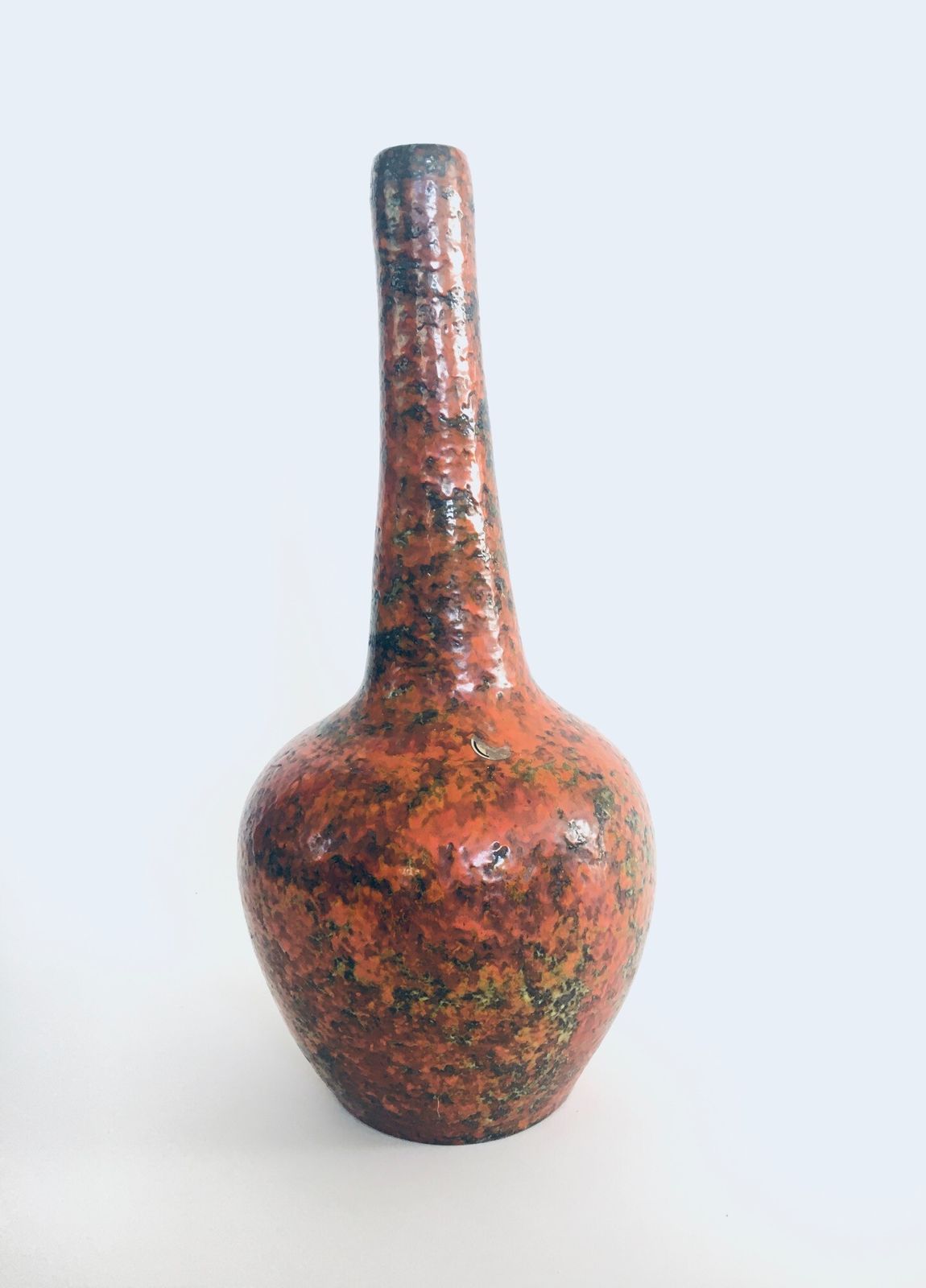 Mid Century Kunstatelier Aardewerk – Hoge Geribbelde Vaas Met Hoepelmotief, Hongarije, Ca. Jaren 1960 photo for sale