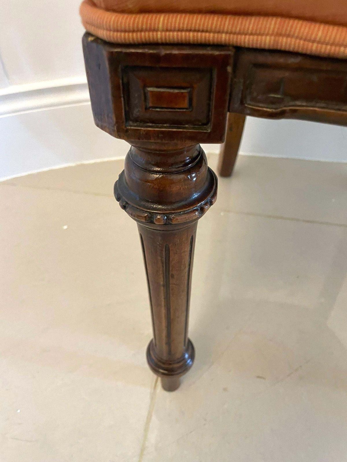 photo furniture Set Of Four Quality Antique Victorian Carved Walnut Dining Chairs