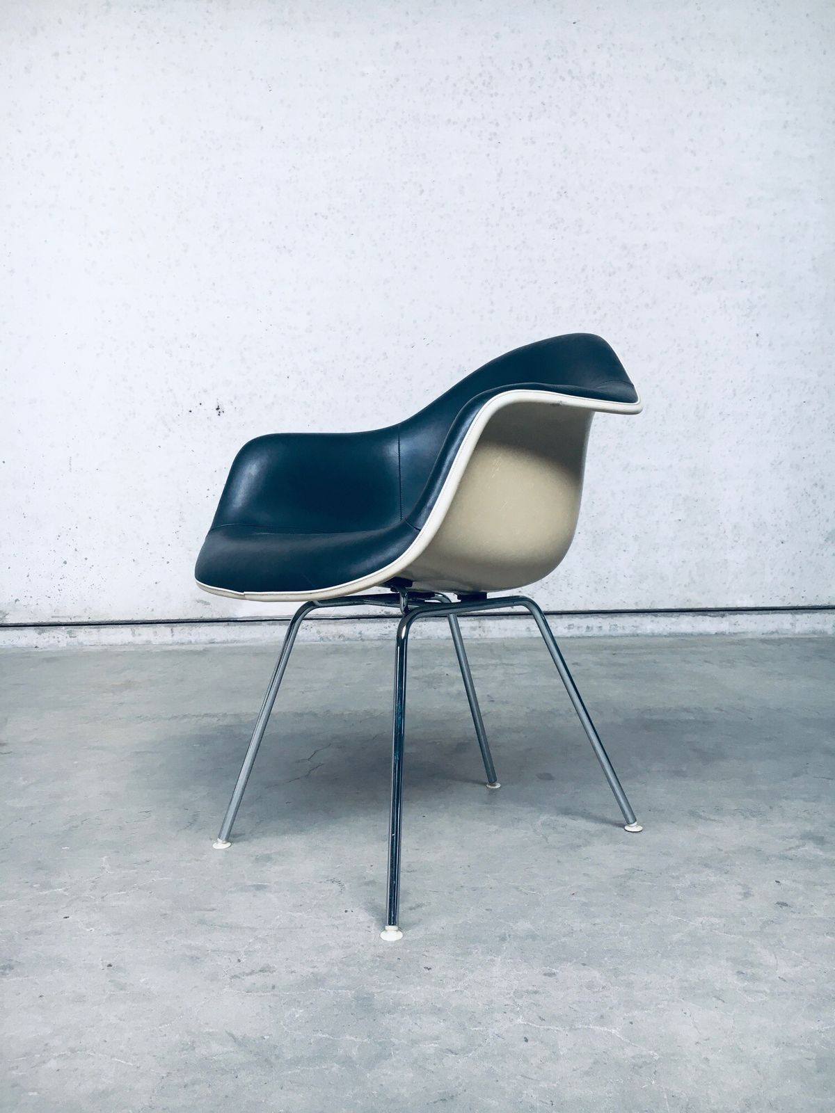 Mid Century Zwartleren Dax Fauteuil Van Charles En Ray Eames Voor Herman Miller, Ca. Jaren 1960 photo furniture