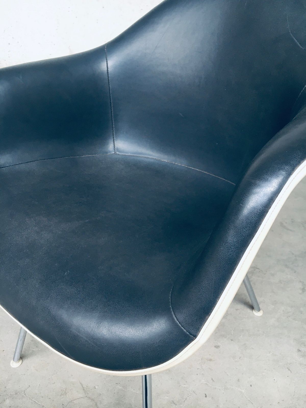 photo vintage Mid Century Zwartleren Dax Fauteuil Van Charles En Ray Eames Voor Herman Miller, Ca. Jaren 1960