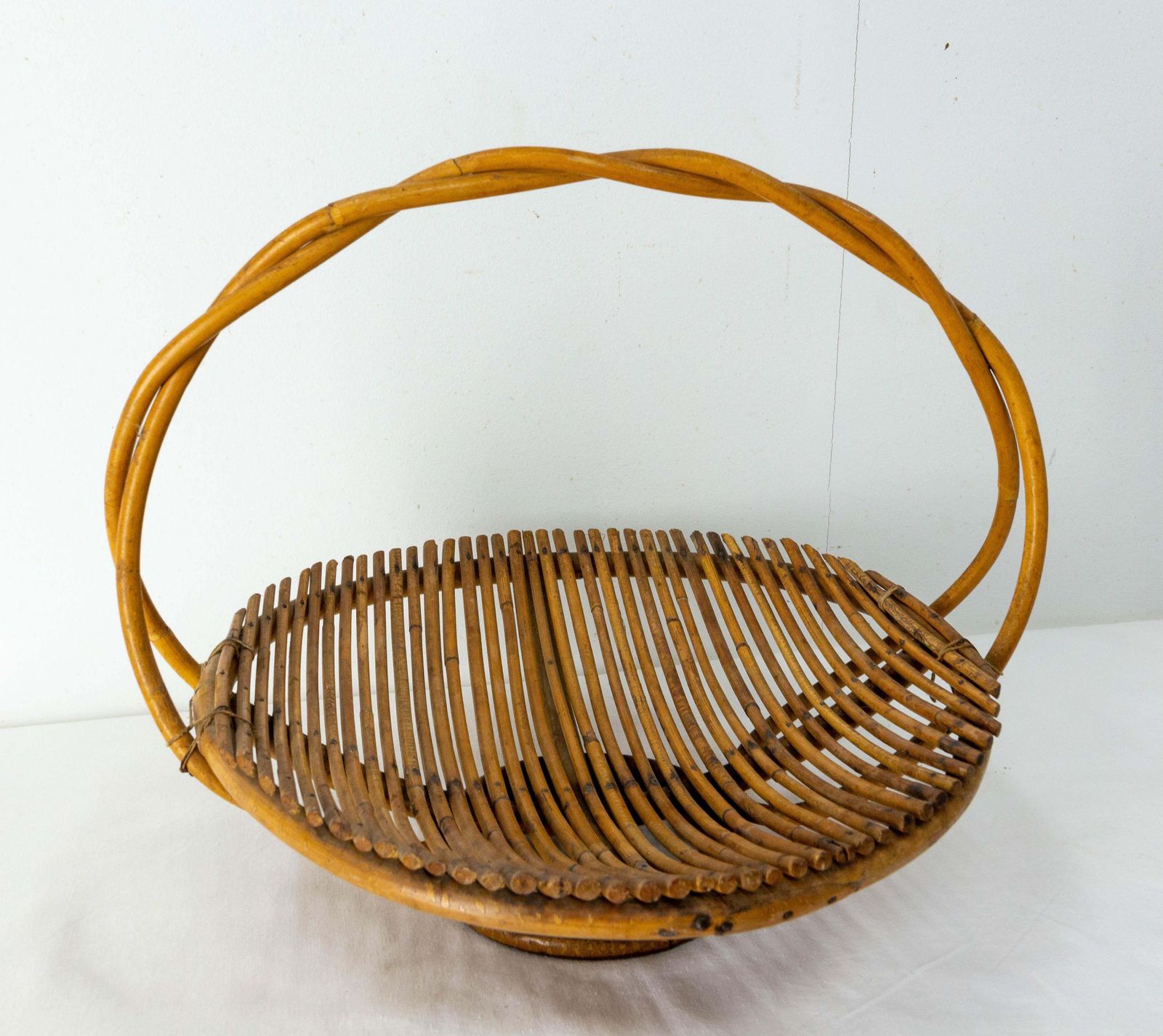 Coupe de table mid-century en osier, France photo 360.4